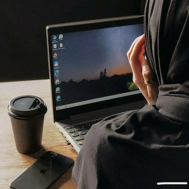 Digital-marketer-in-Trivandrum-image-of-a-women-working-on-laptop